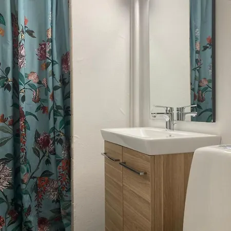 Con 2 Stanze Da Letto Vicino La Stazione Metro Di Mozart Plads * København